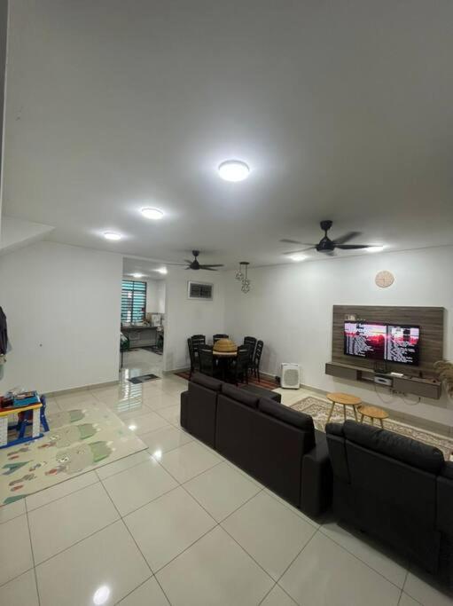 Hadeerna Homestay - Double Storey Terrace Chemor Экстерьер фото